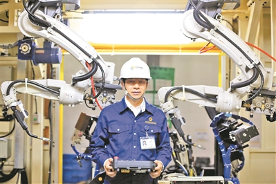 孫志強和他的工業(yè)機器人“軍團”。